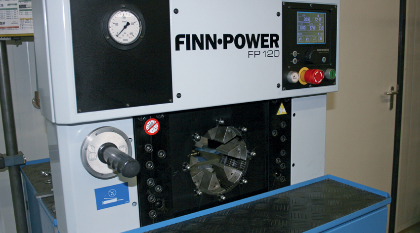 De FINN-POWER slangenpers in het Service Center van HSS Hydraulics